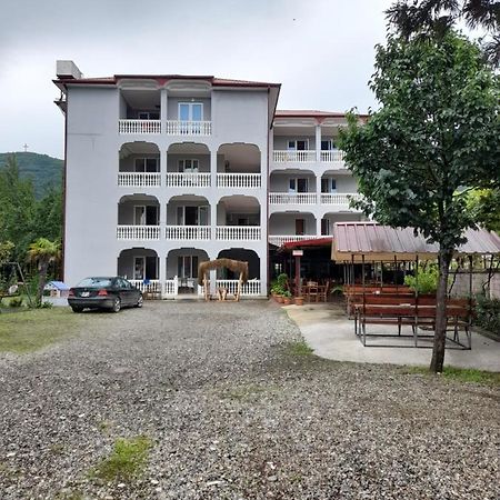 Hotel Beliy Dom Kvariati Exterior foto