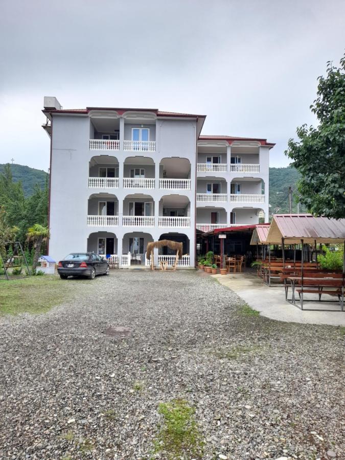 Hotel Beliy Dom Kvariati Exterior foto